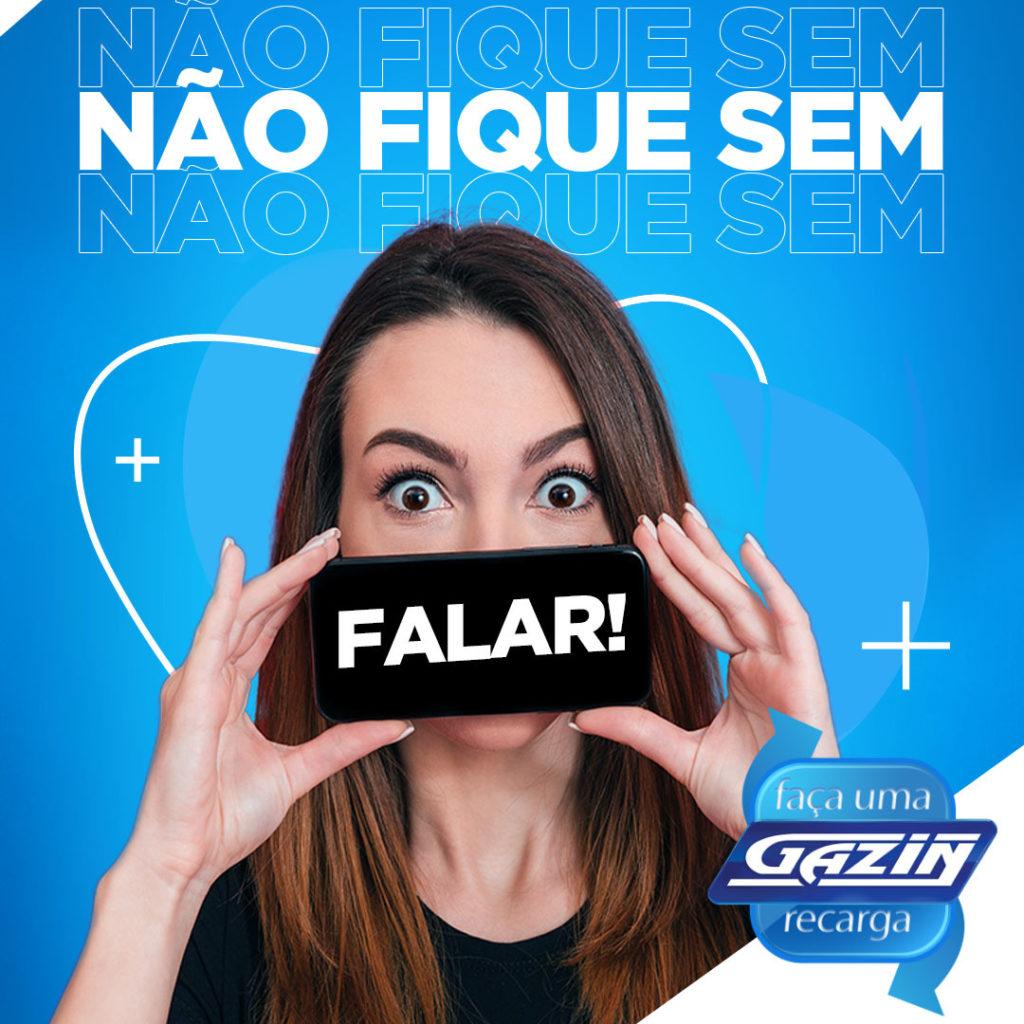 mulher branca, com um celular em frente da boca escrito "falar!" 