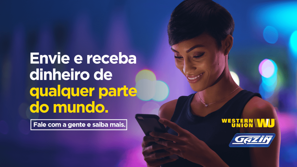 Imagem com uma mulher mexendo no celular representando o envio de dinheiro pelo Western Union. Gazin uma rede de soluções