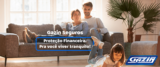 Família sentada na sala, tranquilos, mãe, pai sentandos no sofá e filha criança brincando no chão da sala de estar. Gazin uma rede de soluções.