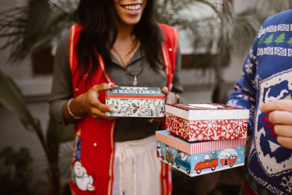 Pessoas felizes que fizeram lista de presentes e estão se presenteando no Natal.